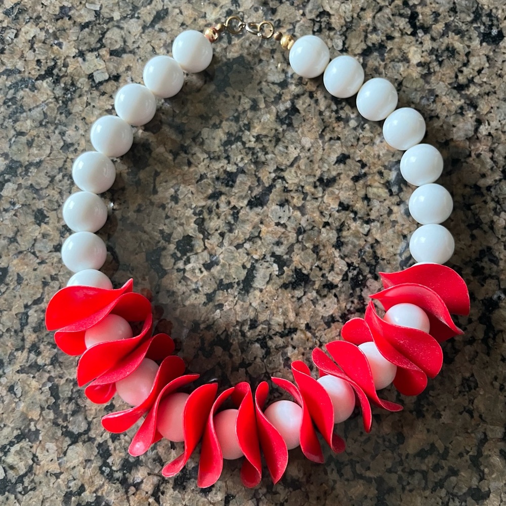 Vintage 70s "Potato Chip" red white 16" necklace